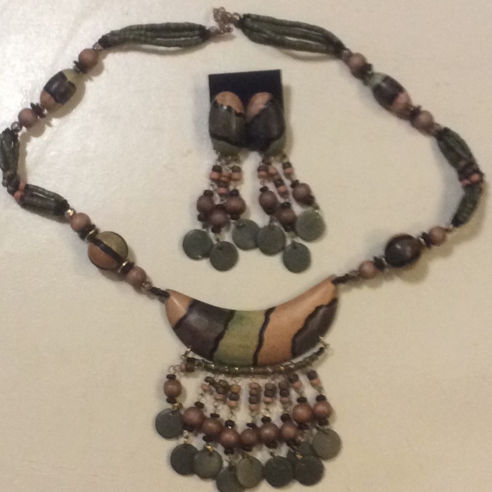 VINTAGE COSTUME JEWELRY NECKLACE & EARRING SET